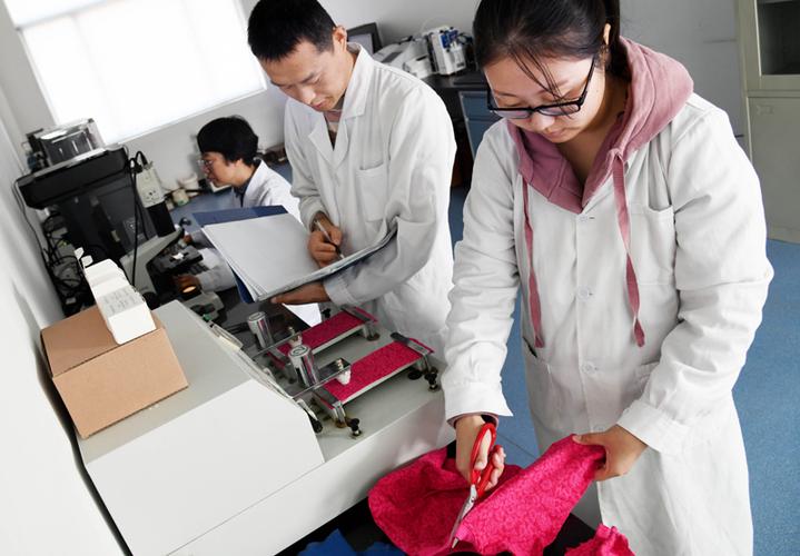 10月23日,在即墨区综合检验检测中心,检测人员在对纺织品中摩擦色牢度